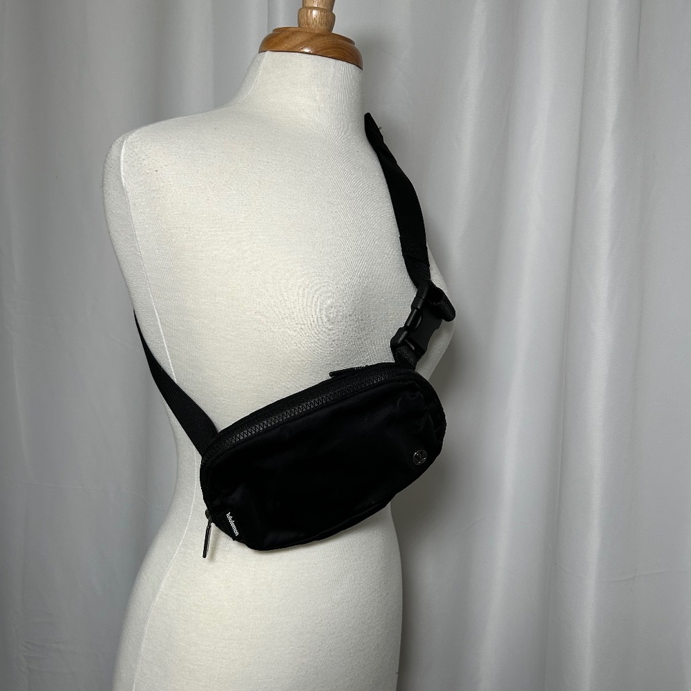 LULULEMON EVERYWHERE BLACK BELT BAG - 1L